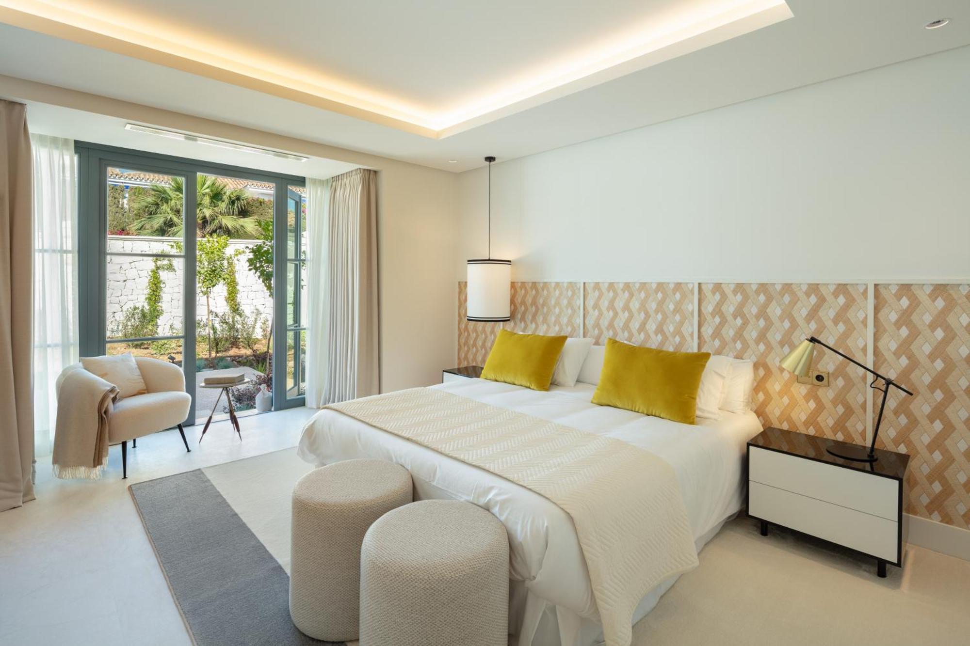 Azur, Nueva Andalucia,
