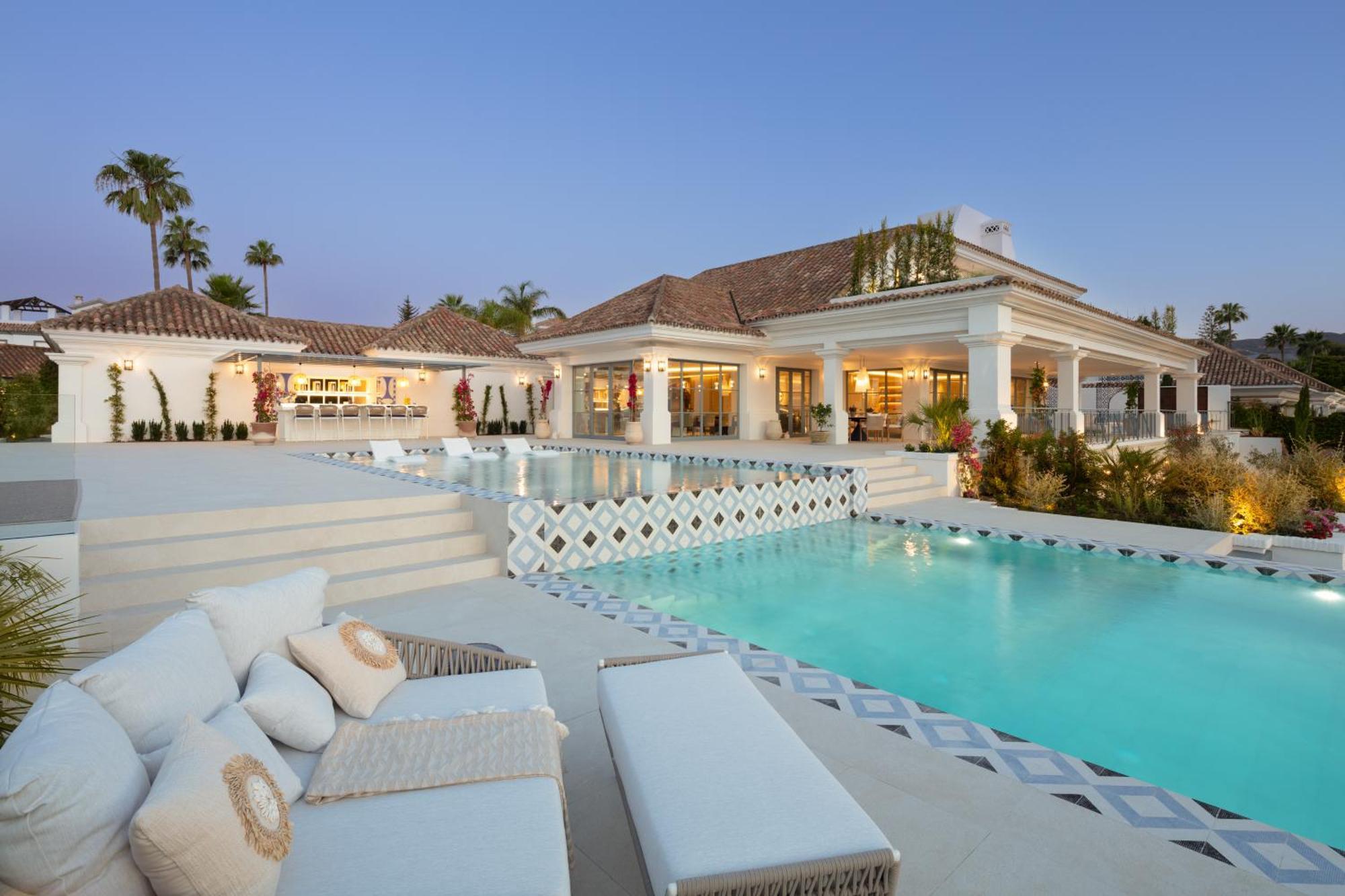Azur, Nueva Andalucia,