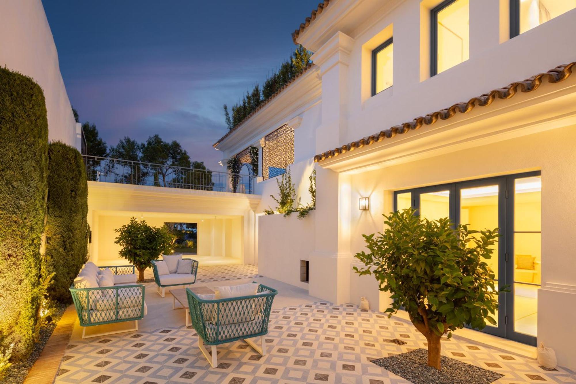 Azur, Nueva Andalucia,