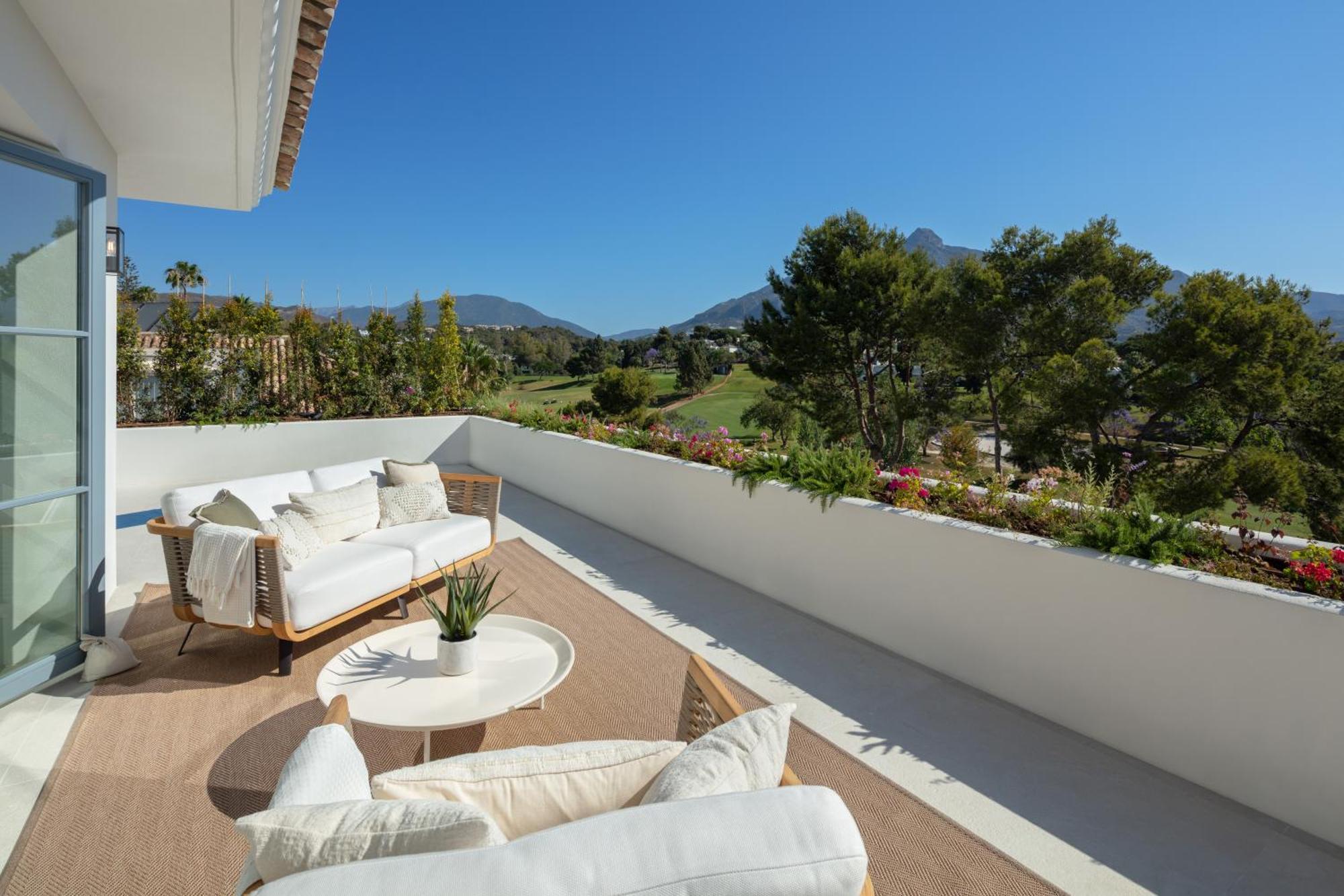 Azur, Nueva Andalucia,