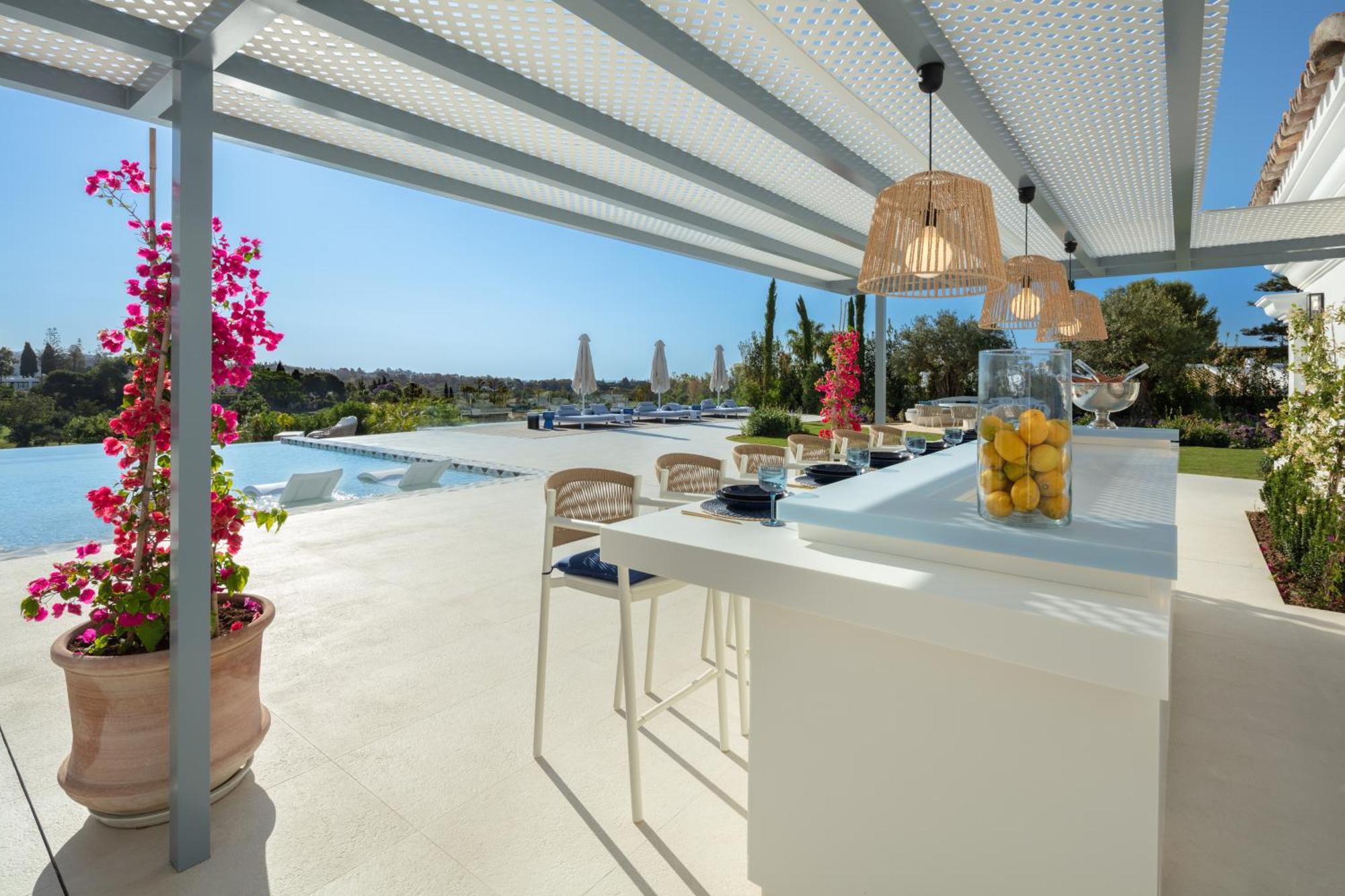 Azur, Nueva Andalucia,